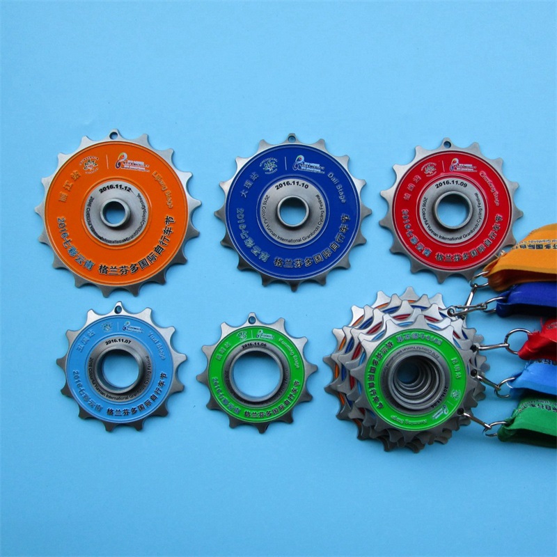 Gearsの組み合わせメダルのお土産を備えたサイクリングレースメダル